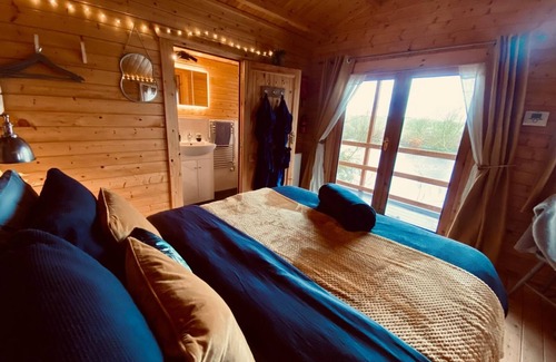 Arnold Cabin | Special Lakeside Hideaway | For Two | with Hot Tub | Kingfisher Lakes Glamping