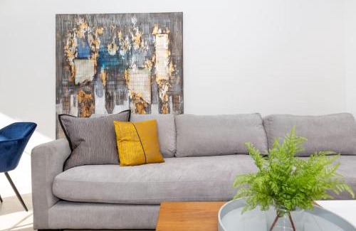 Doncaster East Apartment | Specious 2beds Apt Doncaster east Wifi and carpark