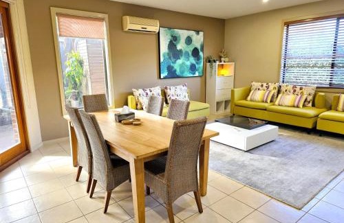 Williams Landing House | Specious ex-display 5 BDR house,up to 15 guests- Williams Landing