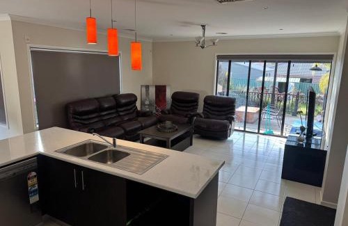 Kangaroo Flat House | Specious home in Bendigo