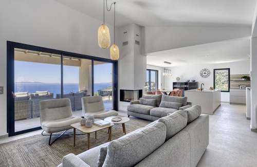 Le Rayol Villa | Spectacular sea view/shops and beach within walking distance/Luxury