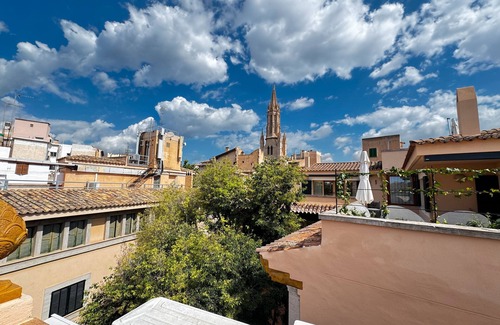Monti-Sion House | Spectacular rooftop with cathedral views and BBQ