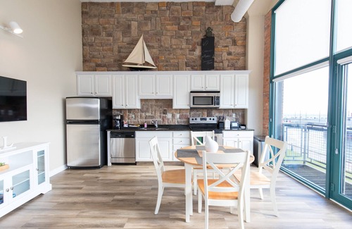 Sandusky Condo | Spectacular Turn-Key Waterfront Getaway For Six!