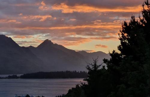 Frankton House | Spectacular Views & Comfort in Queenstown