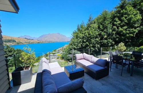 Frankton House | Spectacular Views & Comfort in Queenstown