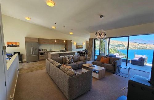 Frankton House | Spectacular Views & Comfort in Queenstown