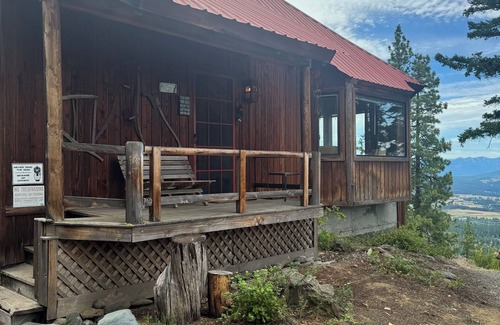 Sky Meadows Ranch Cabin | Spectacular views from cabin in Cle Elum. Hiking, fishing, ATVs, and breweries!