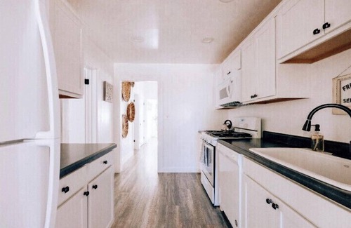 Williams House | Spectacular Yard Fire Pit 3 Blocks to Dwntn Williams Rt 66 Guest Favorite