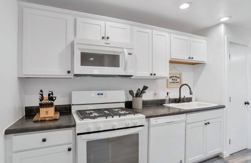 Williams House | Spectacular Yard Fire Pit 3 Blocks to Dwntn Williams Rt 66 Guest Favorite