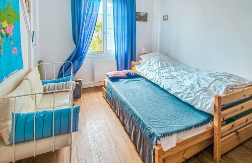 Bourcefranc-le-Chapus House | Spend a relaxing time with your extended family in this spacious vacation home by the sea.