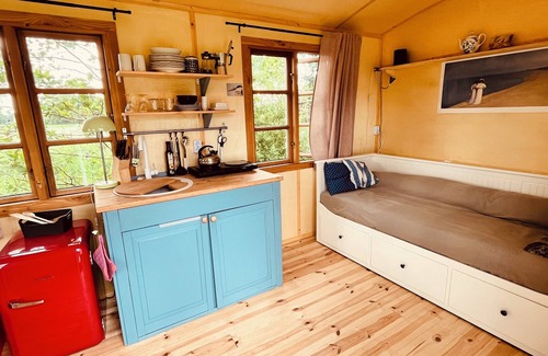 Oetzen House | Spend the night in the circus wagon on the sheep pasture
