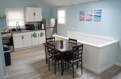 Geneva-on-the-Lake Apartment | Split Level Beach Access 2 Queen Bed Apartment in Geneva U9