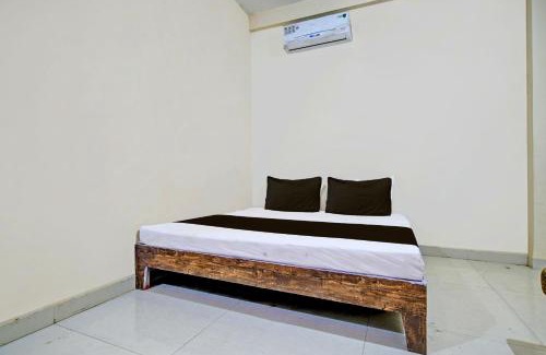 Sanwer Hotel | SPOT ON Hotel Park Bench palace