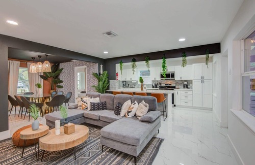 Spring Branch Central House | Spring Branch Getaway Feat 5BD, Pool, Hot tub