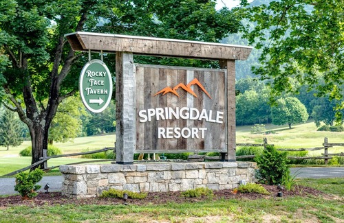 Canton Cottage | Springdale Treehouse Lodging 5