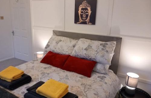 Airdrie Apartment | Springfield Apartment - Train to Glasgow or Edinburgh - Private Parking & Wifi