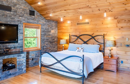 Scottsburg Cabin | Springwater Lodge is in a central location for your fall wine tour!