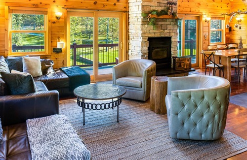 Scottsburg Cabin | Springwater Lodge is in a central location for your fall wine tour!