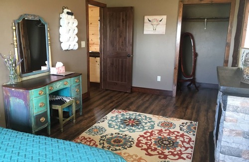 Newell Cabin | Spur Creek Lodge on the prairie - Buffalo and longhorns