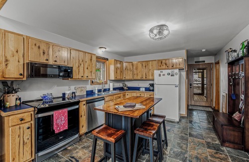 Berkeley Springs Cabin | Sqyrls Nest - 3BR Retreat With a Hot Tub