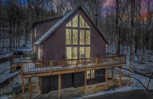 Berkeley Springs Cabin | Sqyrls Nest - 3BR Retreat With a Hot Tub