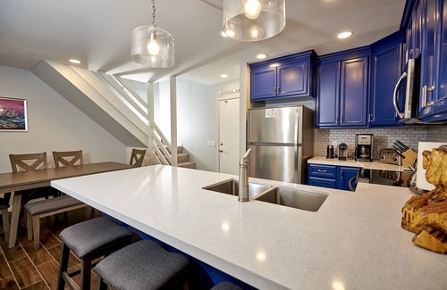 Mammoth Lakes Condo | St. Anton Courtyard View 2-bedroom Condos w/two Oversized Jacuzzi Spas