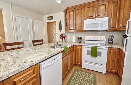 Mammoth Lakes Condo | St. Anton Courtyard View Ski-in/out 1-bedroom Condo