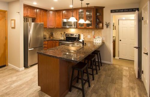 Mammoth Lakes Apartment | St Anton Wooded View 2-Bedroom Condos with Ski Lockers