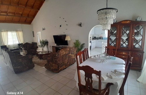 Burnt Savanna House | *St Elizabeth Countryside Retreat* WIFI, Near Jamaica Zoo