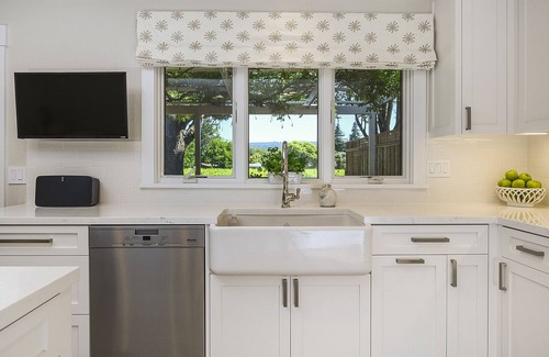 St. Helena House | St. Helena with Beautiful Vineyard View near Main Street