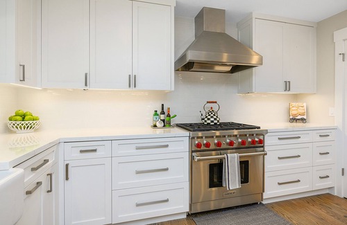 St. Helena House | St. Helena with Beautiful Vineyard View near Main Street