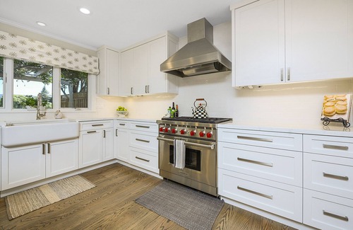 St. Helena House | St. Helena with Beautiful Vineyard View near Main Street