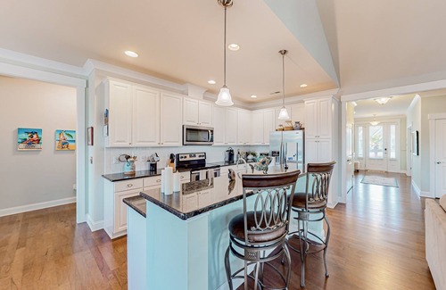 St. James House | St James quiet home, professionally decorated & near the beach - gas grill & AC