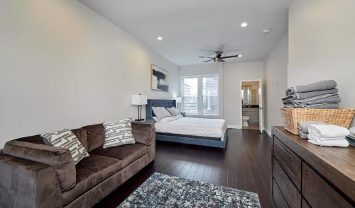 Central West End Apartment | St Louis 2BD 2BA, Forest park, BJ Hospital, Science Center, eats