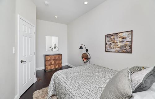 Central West End Apartment | St Louis 2BD 2BA, Forest park, BJ Hospital, Science Center, eats