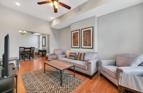 St. Louis House | St Louis Tower Grove Two-Story Townhome Perfect for Groups Side B
