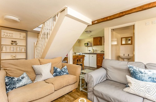 Wickhamford Cottage | Stable Cottage - sleeps 4 guests in 2 bedrooms