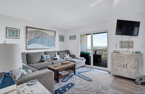 Chincoteague House | Starfish on the Channel - New waterfront townhome with golf cart!