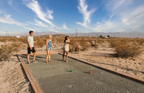 Joshua Tree Villa | Starlit Dunes - Spa, pool table, bocce, table tennis & endless views