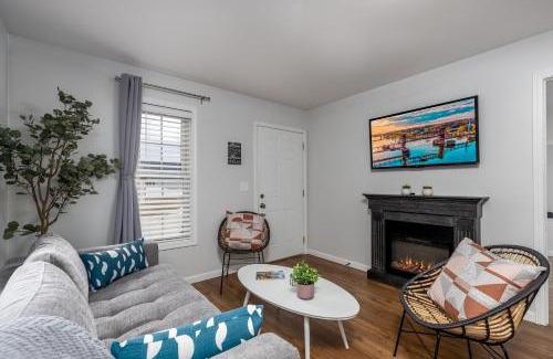 Naplate House | Starved Rock & Ottawa Retreat Amazing Getaway Home