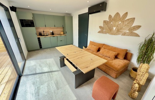 Boucau Cabin | State-of-the-art lodge with private whirlpool, AC and high-speed wifi.