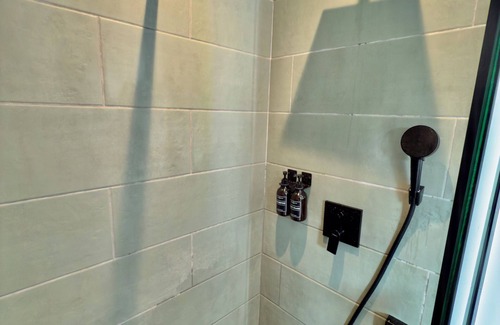 Boucau Cabin | State-of-the-art lodge with private whirlpool, AC and high-speed wifi.