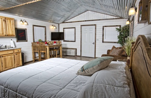 Monument Hotel | Stateline Cabins & RV