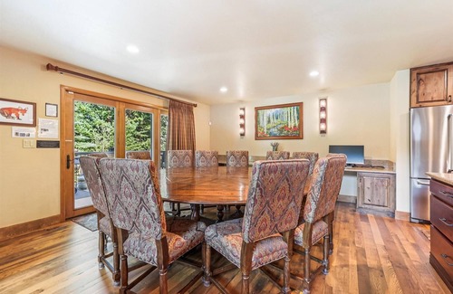 Trafalgar House | Stay at Friendly Fox Chalet, a large pet friendly home in a great location!