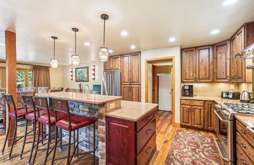 Trafalgar House | Stay at Friendly Fox Chalet, a large pet friendly home in a great location!