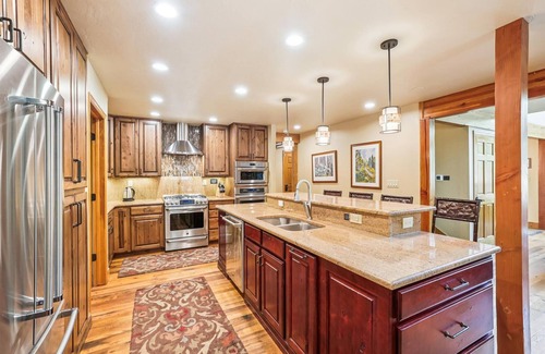 Trafalgar House | Stay at Friendly Fox Chalet, a large pet friendly home in a great location!