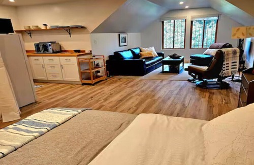 North Bend House | Stay at the Loft! Romantic, Quiet, Loads of Local Activities.