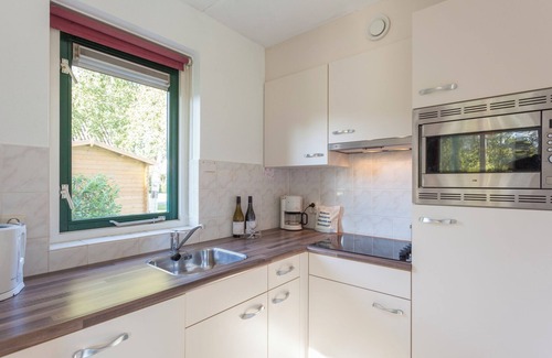 Nieuw Heeten House | Stay in Bungalow Schipbeek Plus for 6 persons at Vakantiepark de Sallandshoeve and enjoy comfort, tranquility, and nature in Overijssel.