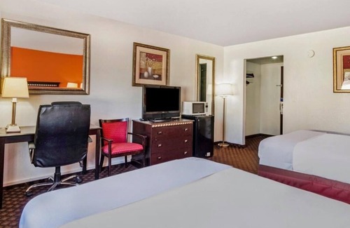 Dodge City Hotel | Stay In Relaxing Room With Free Parking Near Boot Hill Museum