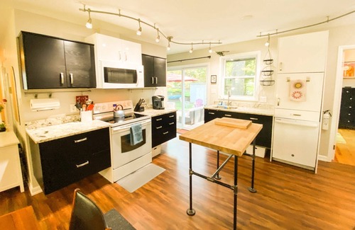 Arnold House | Stay mins to downtown in sunny fenced-in backyard in waterfront community Pet-friendly